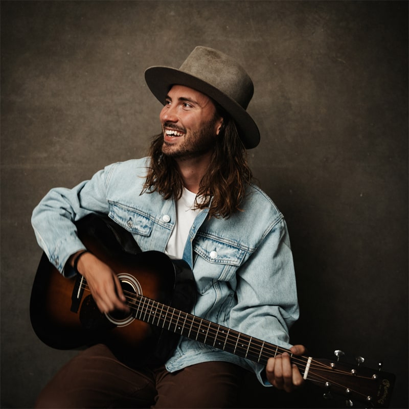 Seph Schlueter playing on the guitar